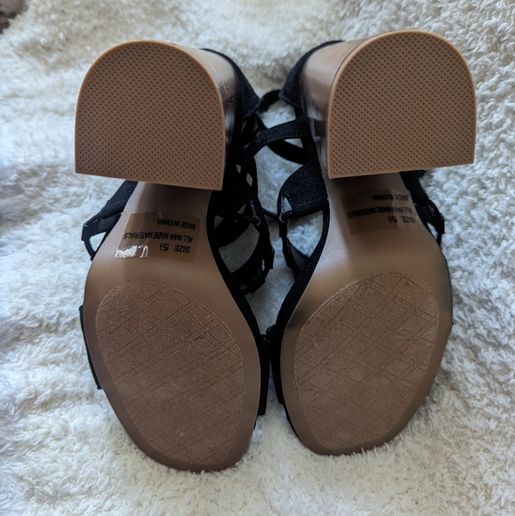 NIB Qupid Strappy Sandals Black Chunky Heels - Picture 5 of 7